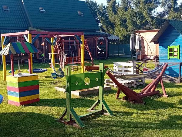 Plac zabaw dla dzieci na domkach