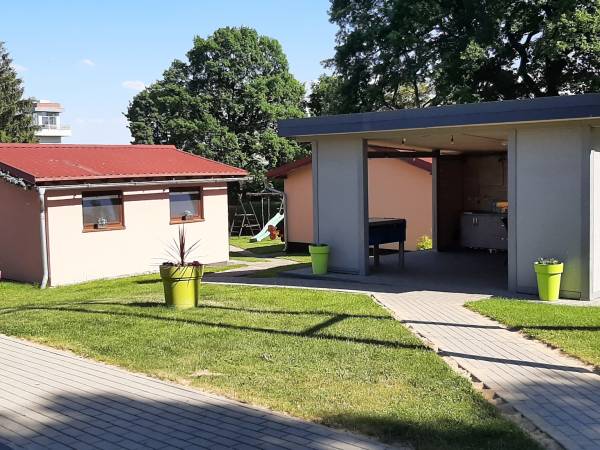 Ośrodek Wodnik widok na domki i wiatę 