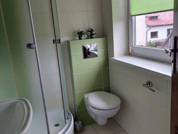 łazienką w pokoju 3 os.