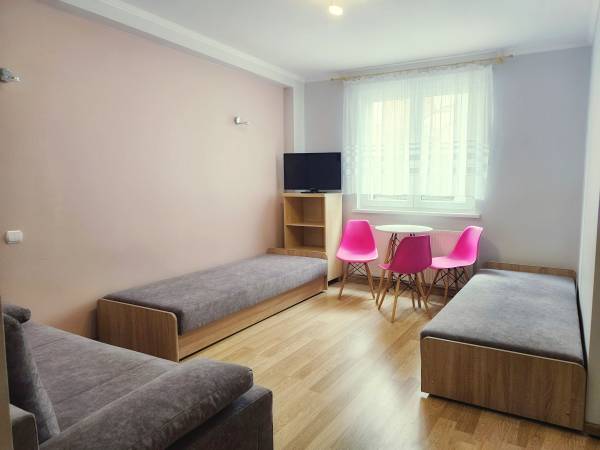 B - pokój 3-4 osobowy z łazienką