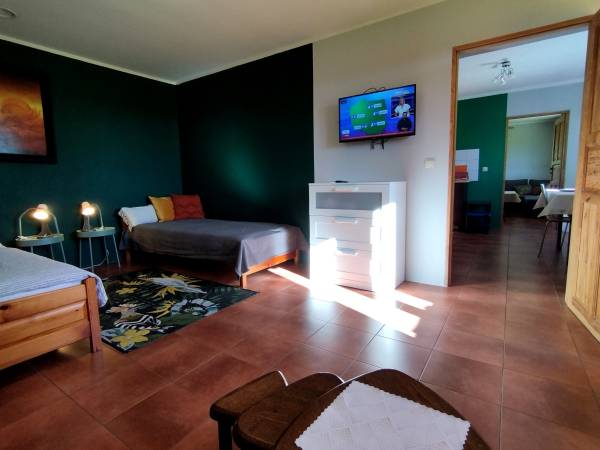 Zielony Domek (2-9 osobowy) pokój 3-osobowy