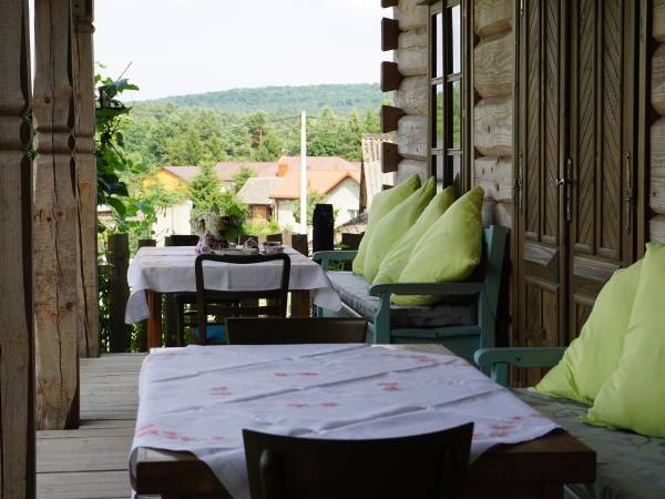 Taras przed domem dla gości 