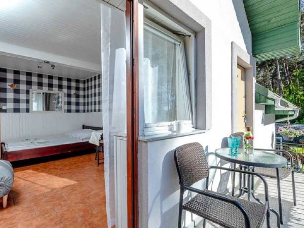 Pokój szary 2/3 osobowy. 1 piętro, wejście z tarasu, taras. Pokój numer 7