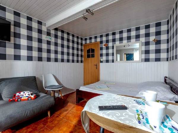 Pokój szary 2/3 osobowy. 1 piętro, wejście z tarasu, taras. Pokój numer 7