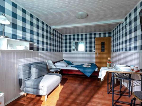 pokój szary 2/3 osobowy, 1 piętro, wejście z tarasu, taras. Pokój nr 6