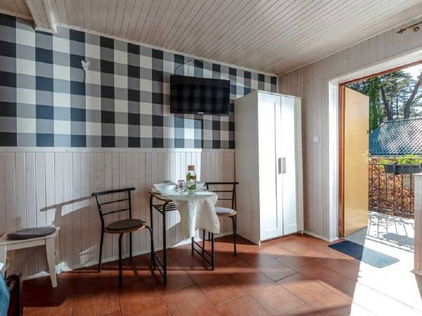 pokój szary 2/3 osobowy, 1 piętro, wejście z tarasu, taras. Pokój nr 6