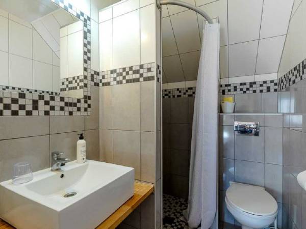 pokój szary 2/3 osobowy, 1 piętro, wejście z tarasu, taras. Pokój nr 6