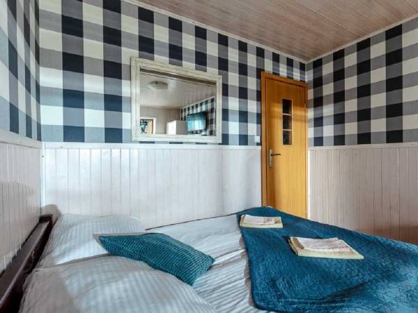 pokój szary 2/3 osobowy, 1 piętro, wejście z tarasu, taras. Pokój nr 6