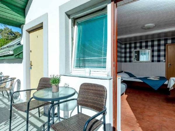 pokój szary 2/3 osobowy, 1 piętro, wejście z tarasu, taras. Pokój nr 6