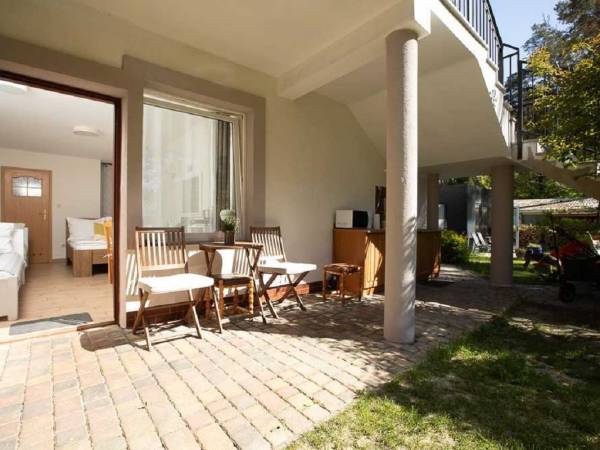 Pokój sosnowy 4 osobowy, parter, wejście z tarasu i taras. Pokój numer 2.