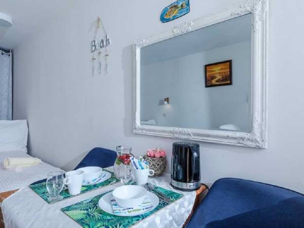 Pokój sosnowy 4 osobowy, parter, wejście z tarasu i taras. Pokój numer 2.