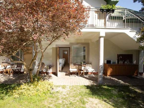 Pokój sosnowy 4 osobowy, parter, wejście z tarasu i taras. Pokój numer 2.