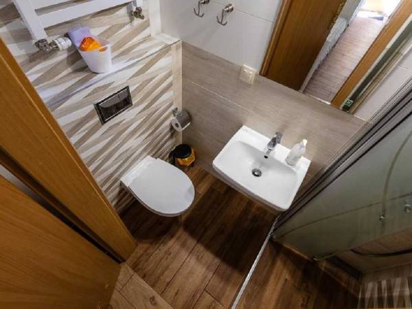 Pokój sosnowy 4 osobowy, parter, wejście z tarasu i taras. Pokój numer 2.