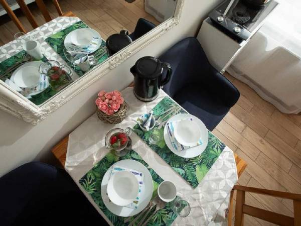 Pokój sosnowy 4 osobowy, parter, wejście z tarasu i taras. Pokój numer 2.