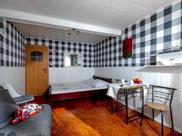 Pokój szary 2/3 osobowy. 1 piętro, wejście z tarasu, taras. Pokój numer 7