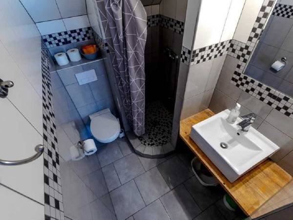 Pokój szary 2/3 osobowy. 1 piętro, wejście z tarasu, taras. Pokój numer 7