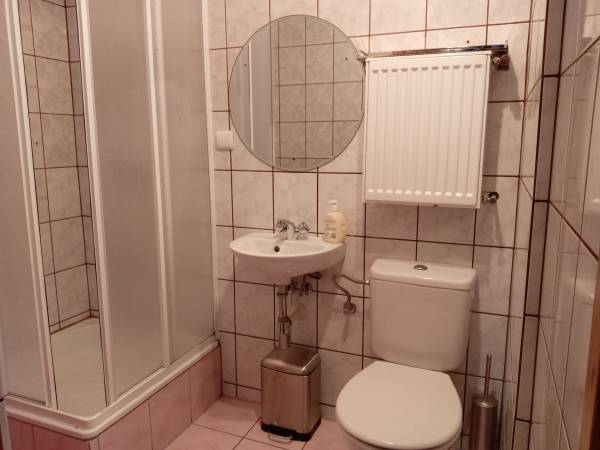 Lazienka w pokoju nr 9.