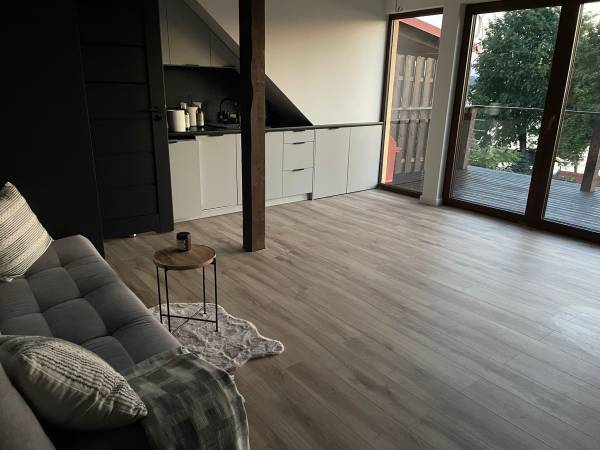 Apartament Piętro - Salon z aneksem kuchennym