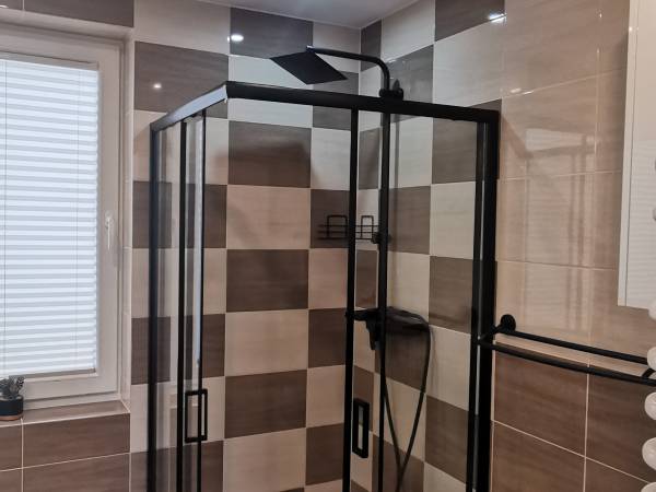 Łazienka z prysznicem w domku nr 0