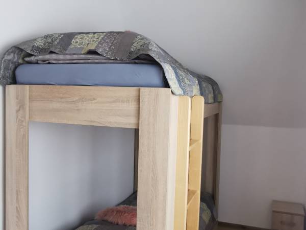 Łóżko piętrowe w mniejszej sypialni (domek nr 0) 