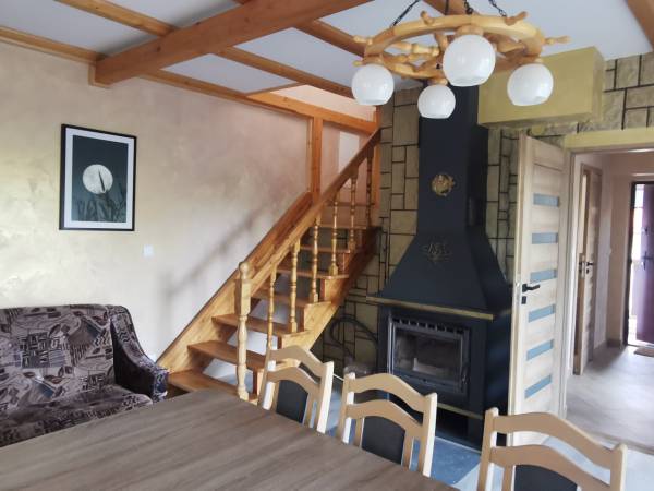 Salon z kominkiem w domku nr 0