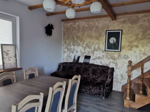 Salon w domku nr 0 z dużą kanapą dla dodatkowych 1 - 2 osób 