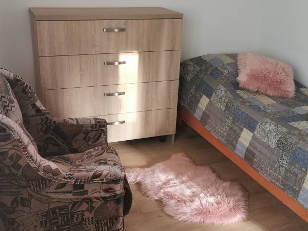 Sypialnia mniejsza z łóżkiem pojedynczym (domek nr 0) 