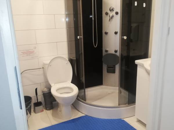 łazienka z prysznicem