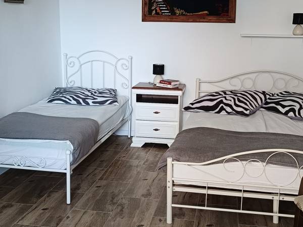 Apartament z dwiema sypialniami, kuchnia i łazienka.lazienks