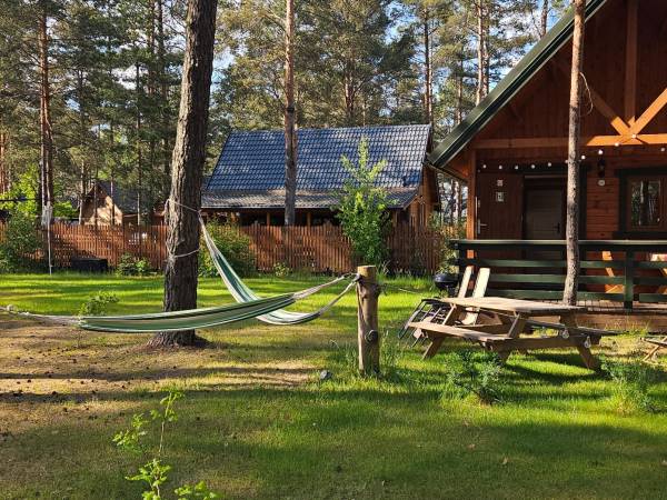 teren przed domkiem z leżakami do własnej dyspozycji