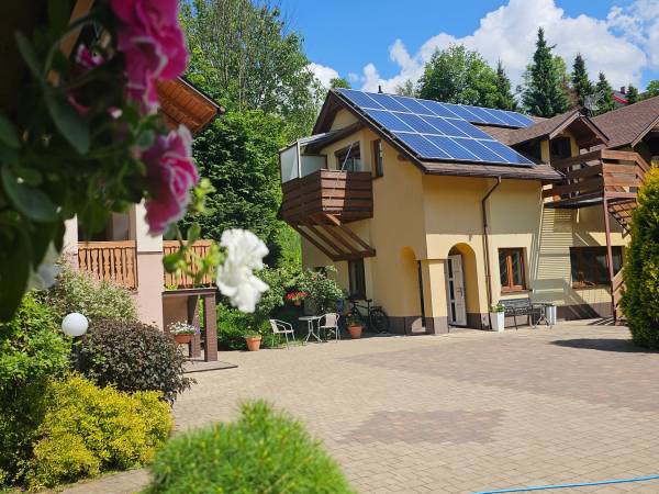 budynek z pokojami na piętrze