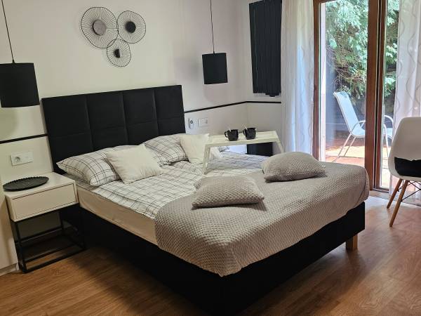 pokój 2-osobowy z podwójnym łóżkiem i bezpośrednim wyjściem do ogrodu