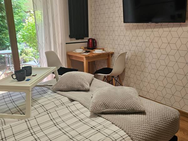 pokój 2-osobowy z podwójnym łóżkiem i bezpośrednim wyjściem do ogrodu