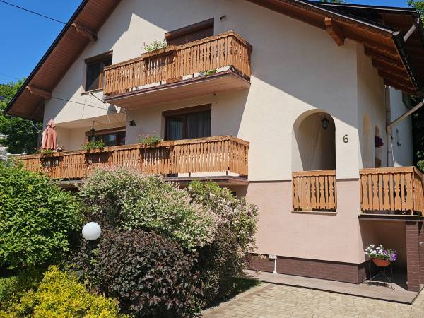 budynek z pokojami na parterze