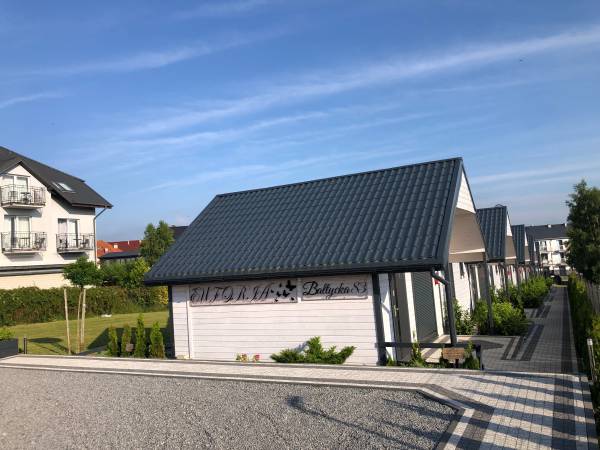 Widok od frontu domków 