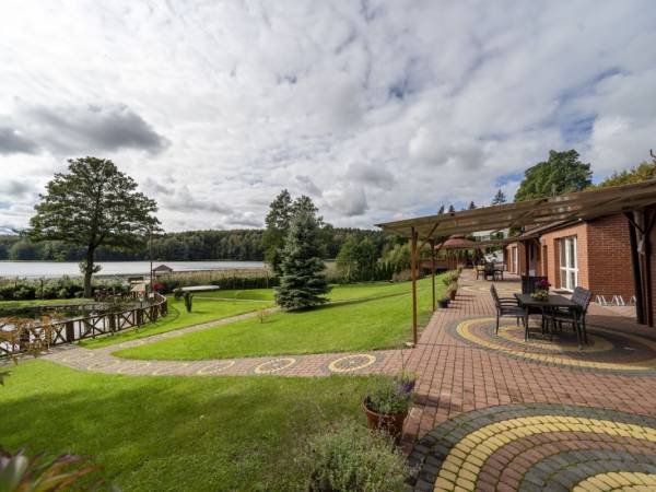 Domek nad jeziorem w Tumianach