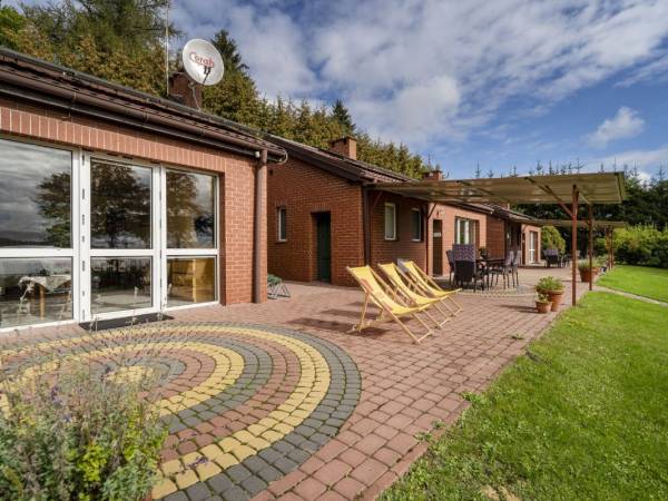 Domek nad jeziorem w Tumianach