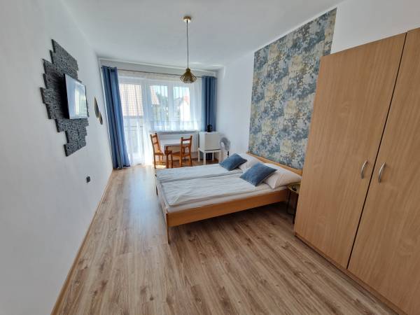 Pokój nr 2 dom z łazienką tv lodówką oraz balkonem