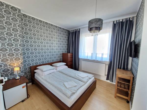 Pokój nr 3 dom z łazienką tv lodówką oraz balkonem