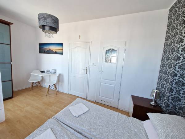 Pokój nr 3 dom z łazienką tv lodówką oraz balkonem