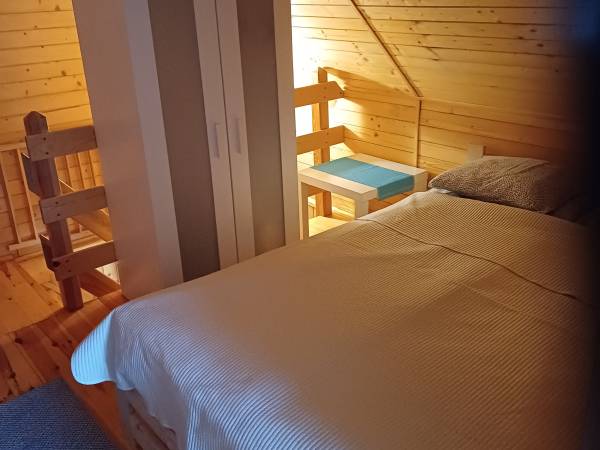 Domek z otwarta przestrzenią na poddaszu Domek z dwiema sypialniami 