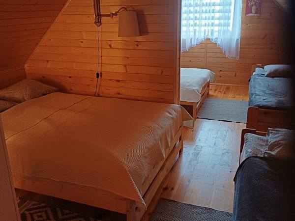 Domek otwarta przestrzenią na poddaszu 