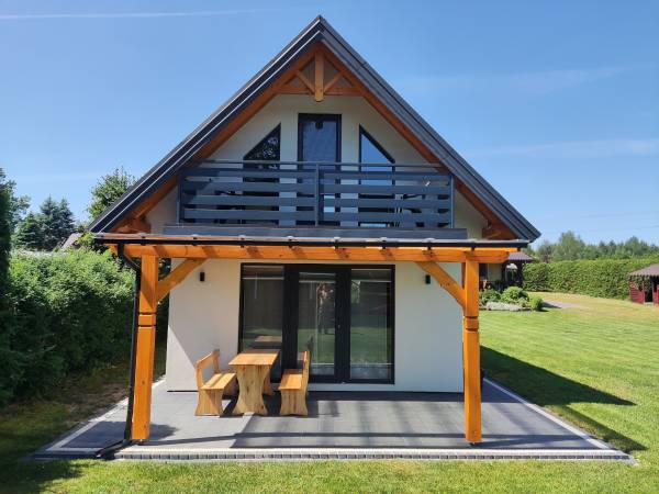 Biały domek letniskowy