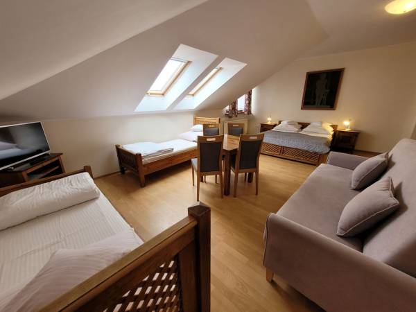 Pokój nr 11 cztero lub pięcioosobowy z aneksem kuchennym