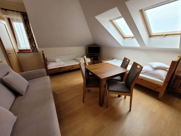 Pokój nr 11 cztero lub pięcioosobowy z aneksem kuchennym