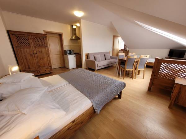 Pokój nr 11 cztero lub pięcioosobowy z aneksem kuchennym