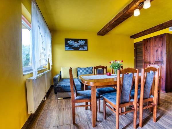 domek żółty - salon