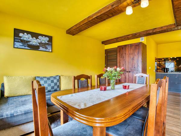 domek żółty - salon