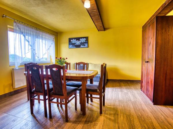 domek żółty - salon