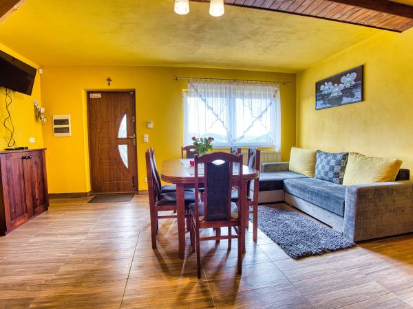 domek żółty - salon